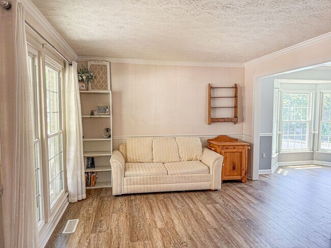 Building Photo - Spacious 4-Bed, 3.5-Bath Home with Sun Roo...