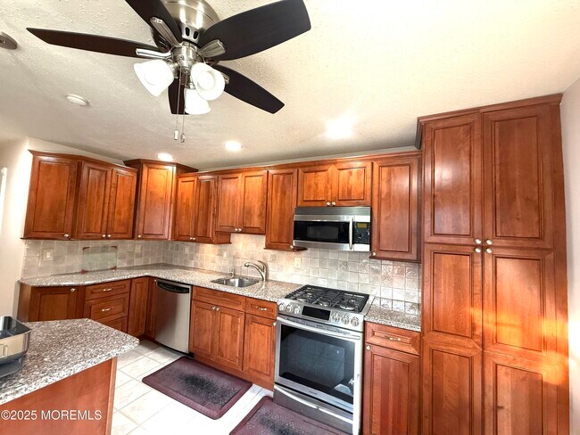 Building Photo - 28 Skylark Ct