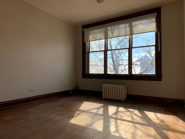 Foto del edificio - 121 West 1st Street, Unit Apt 1