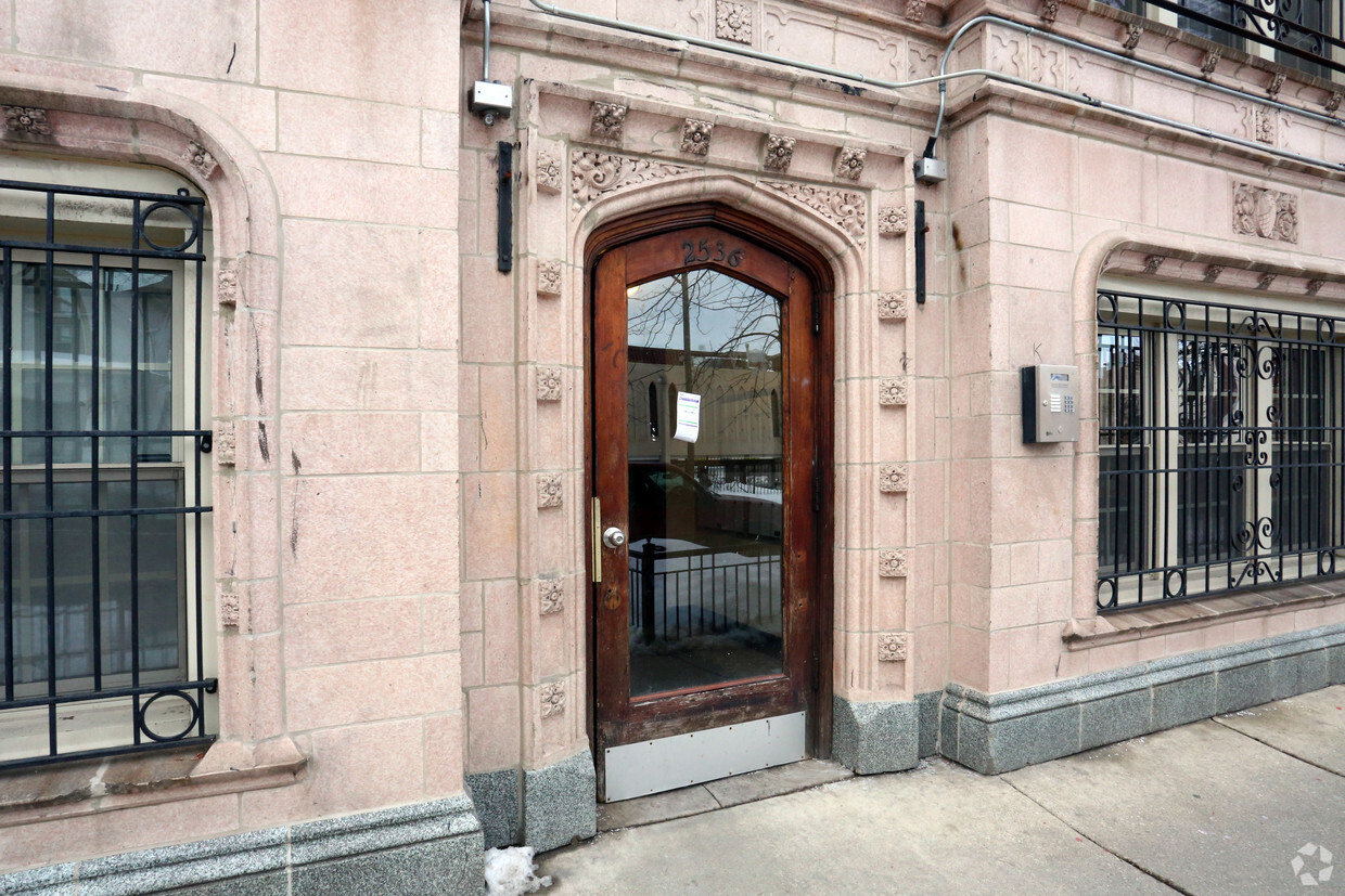 Building Photo - 2536 N Sawyer Ave