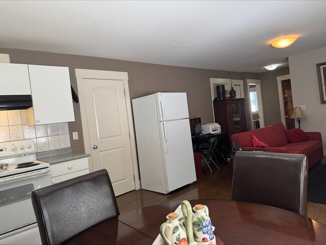 Building Photo - 8572 Thorpe St