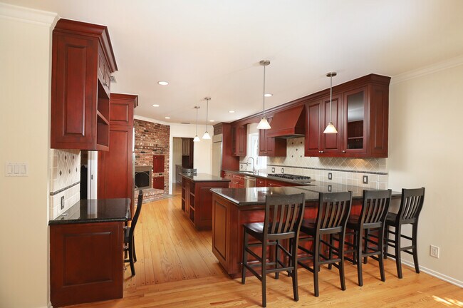 Building Photo - 605 Brightside Ln