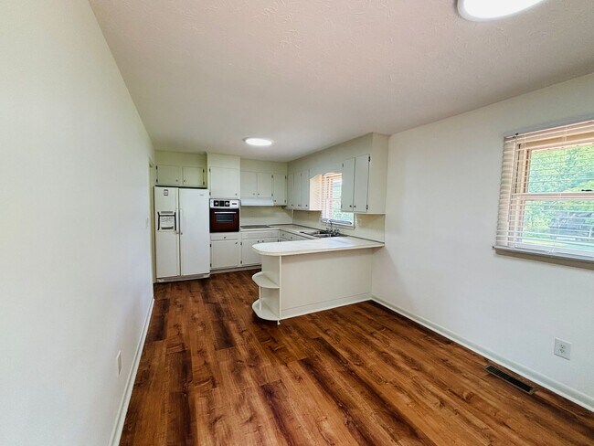 Foto del edificio - 3 Bedroom, 2 Bath House with Huge Yard