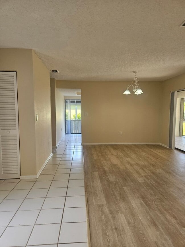 Building Photo - Port Charlotte home