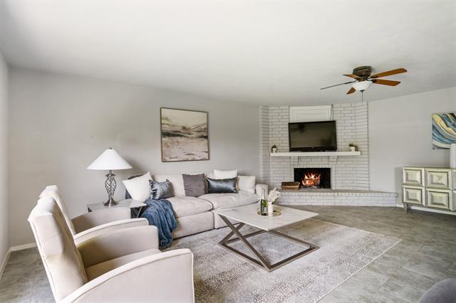 Building Photo - 122 W Way Dr