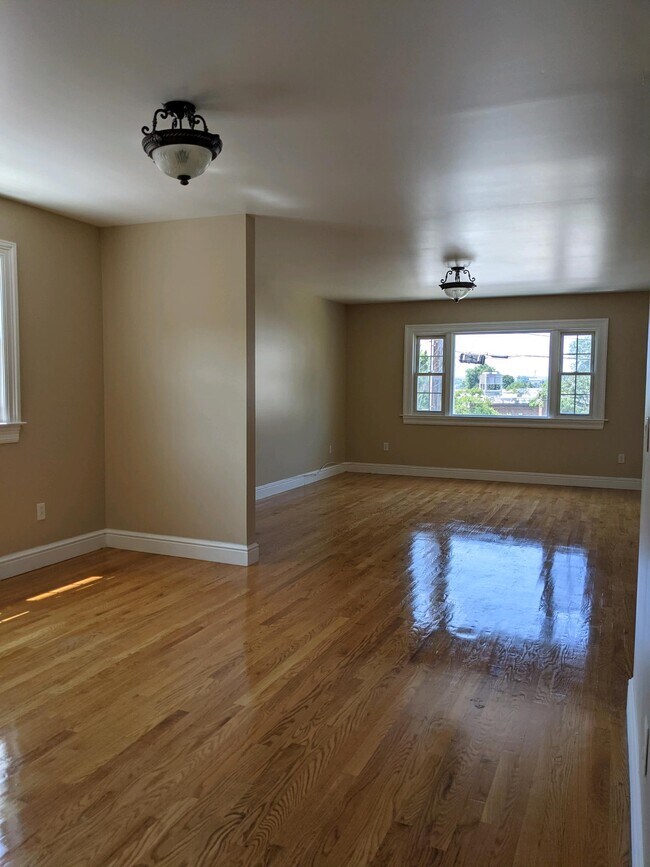 Building Photo - 44 Briggs Ave