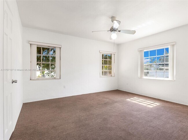 Foto del edificio - 1937 SW 19th Ave