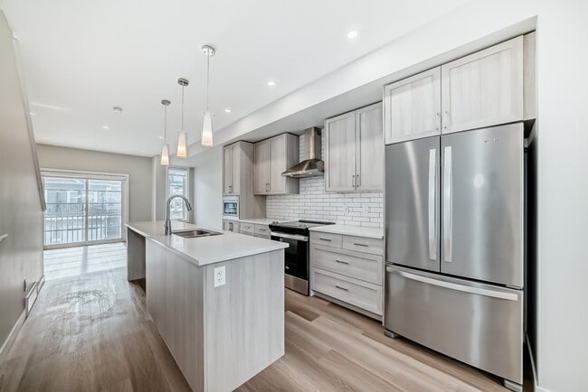 Photo du bâtiment - 710 Sage Hill Grove NW