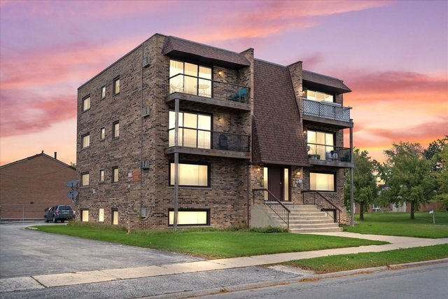 Foto del edificio - 8800 W 76th Pl