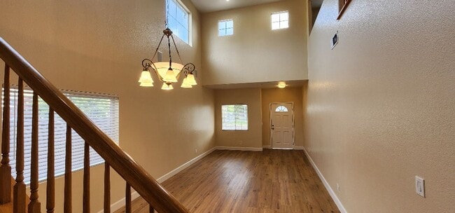 Foto del edificio - Beautiful Large Bi-Level 3 bed 2.5 Bath Ho...