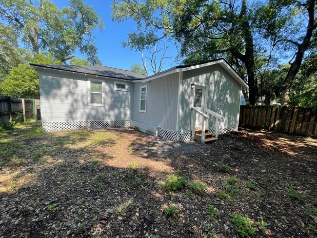 Building Photo - 4/2 Single Family Home : Available Now!