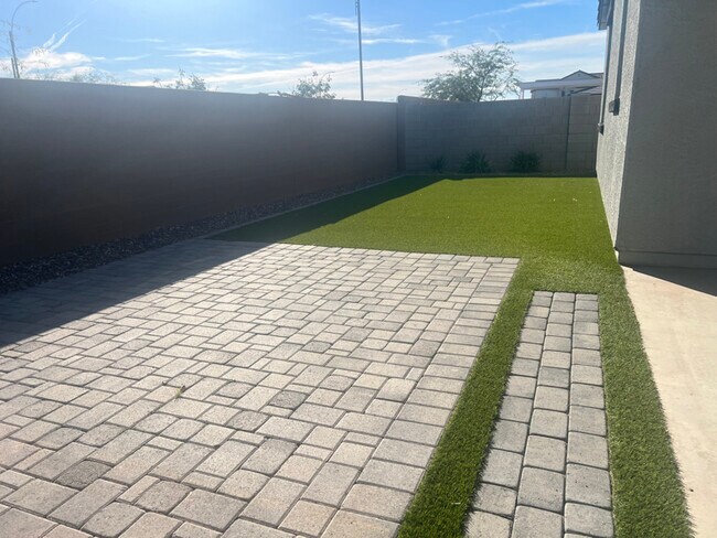 Foto del edificio - 4561 S Element