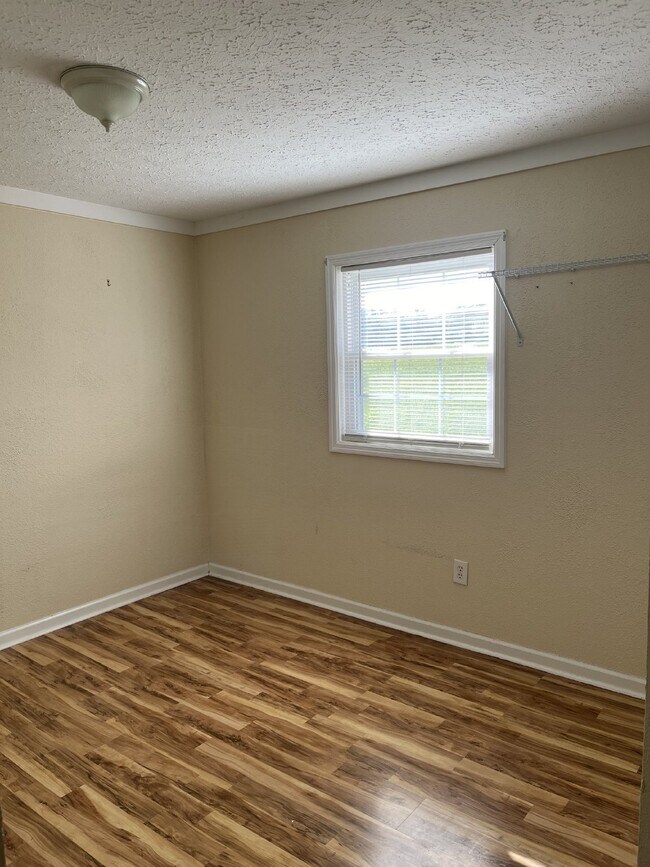 Building Photo - "Cozy 840 Sq Ft Duplex Retreat in Scenic F...