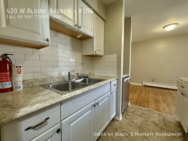 Photo - 420 W Aldine Ave Apartment