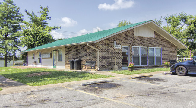 Building Photo - Walnut Street Apartments