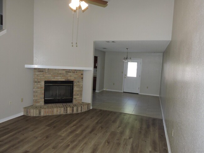 Foto del edificio - 815 Valley Rd