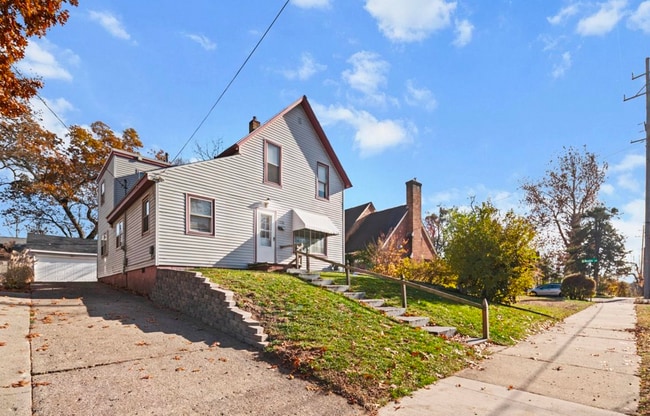 Building Photo - 1236 Underwood Ave SE