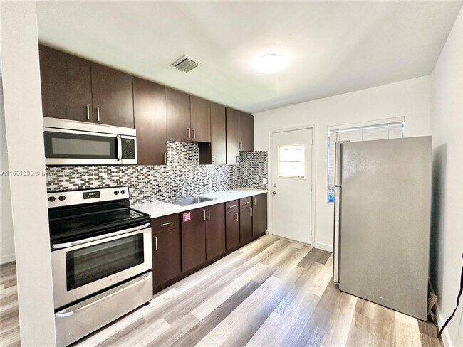Foto del edificio - 5821 NW 8th Ave