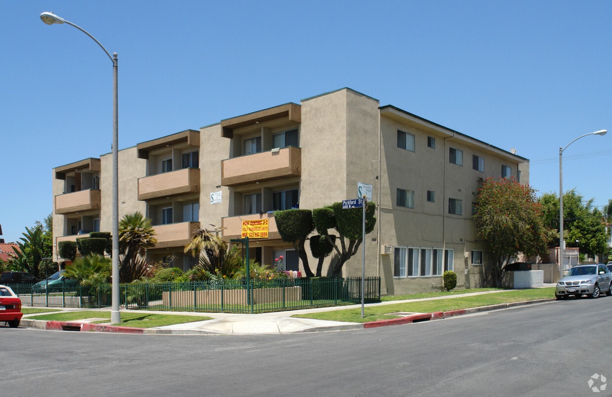Building Photo - 6103 Pickford St