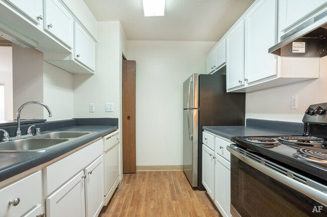 Kitchen - 1923 Pointe Ln