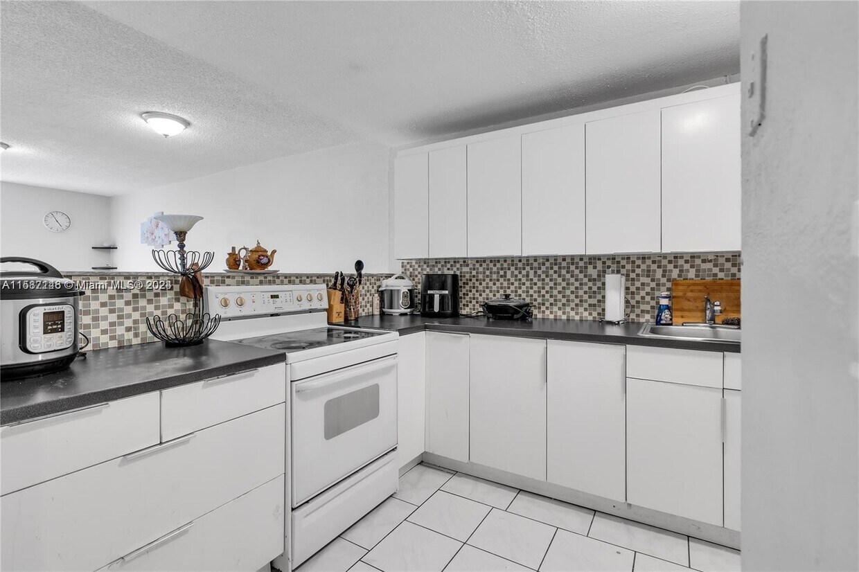 10000 NW 80th Ct Unit 2247, Hialeah Gardens, FL 33016 Condo for Rent