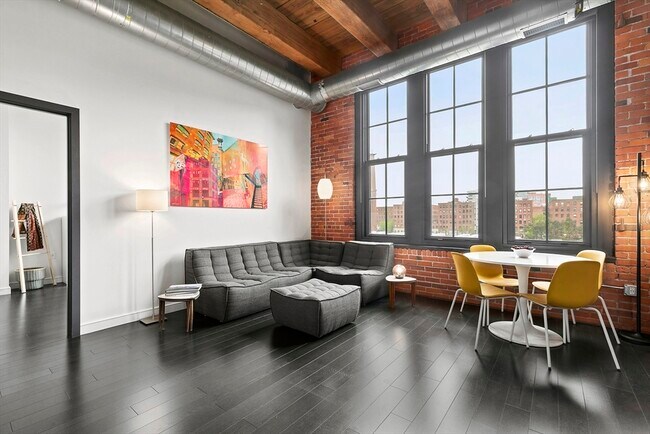 Building Photo - 319 A St