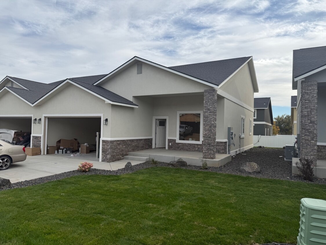 Building Photo - 9000 Nafizah Way