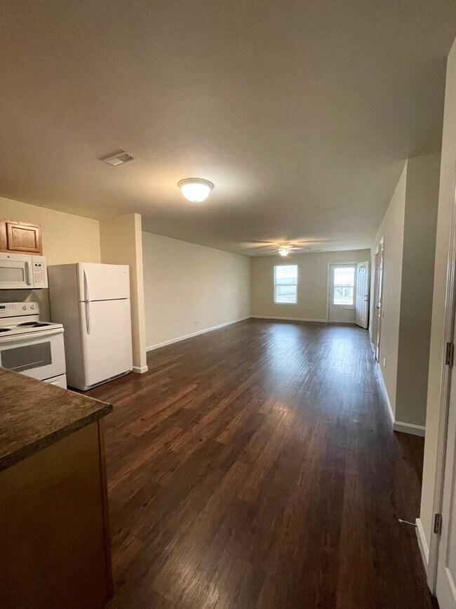 Building Photo - All Inclusive | 3 Bedroom | 2 Bathroom | D...