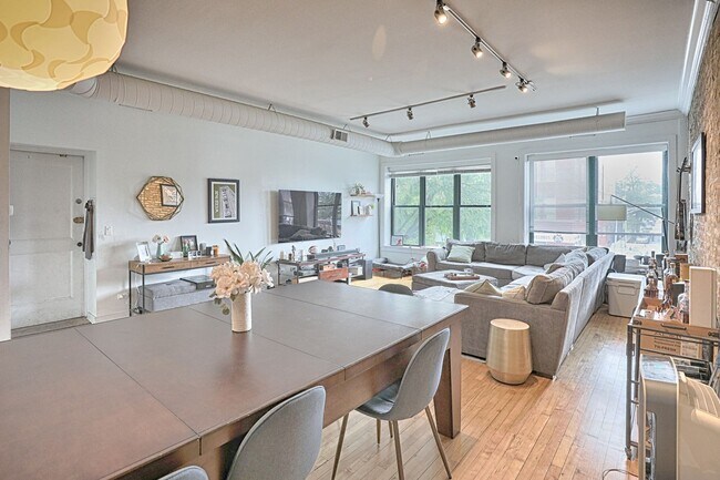 Foto del edificio - Video Tour- Huge All New 1 Bedroom w/Exposed Brick, Laundry, High Ceilings. Etc. Close to EL. ROO...
