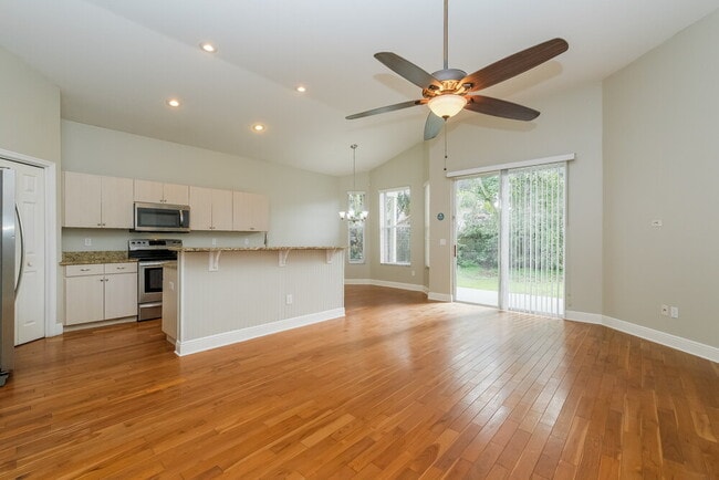 Building Photo - 725 Sand Ridge Dr