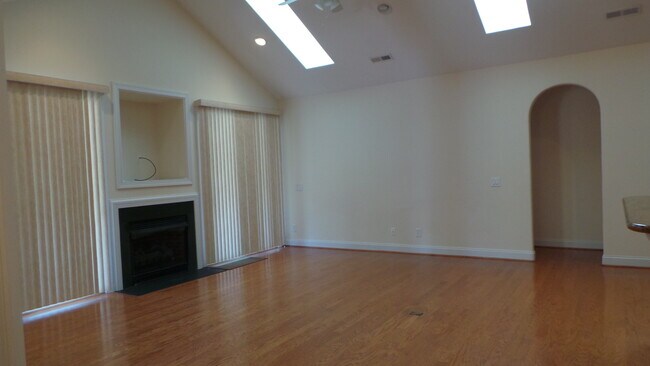 Building Photo - ~~~ Savannah Glen Townhome ~~~