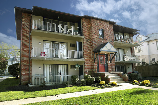 Building Photo - Priscilla Court Apartments