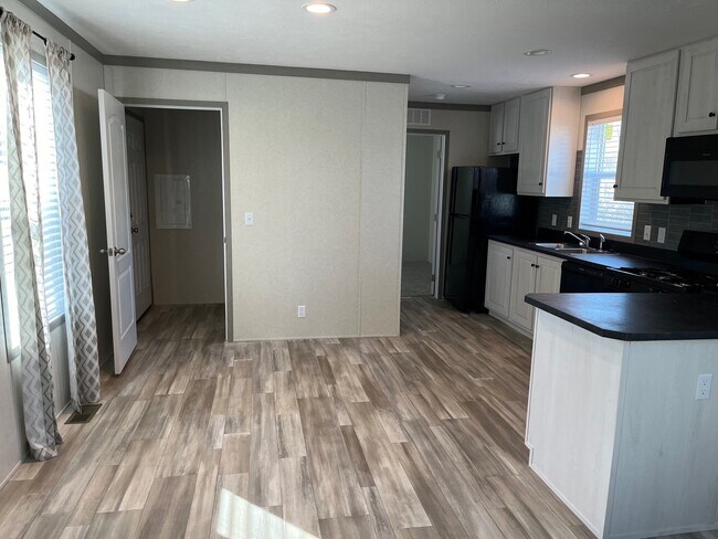 Building Photo - 109 Desander Dr