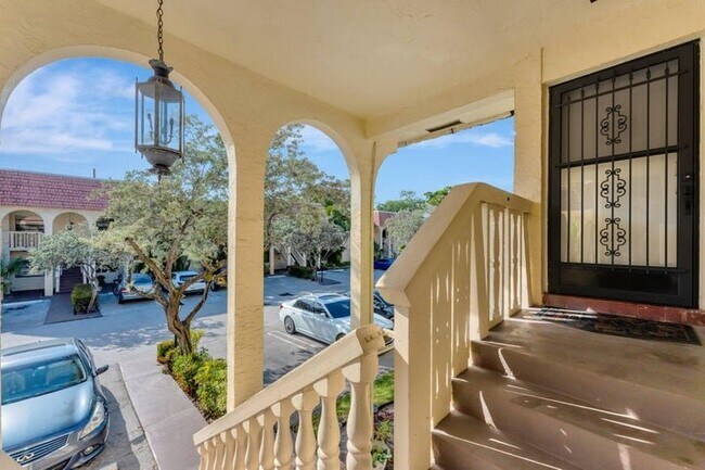 Foto del edificio - 138 S Cypress Rd