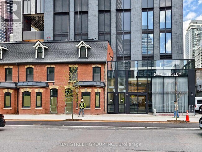 Photo du bâtiment - 8 Wellesley St W
