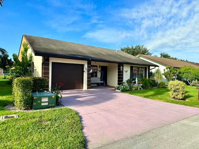 Foto del edificio - 6273 Tall Cypress Cir
