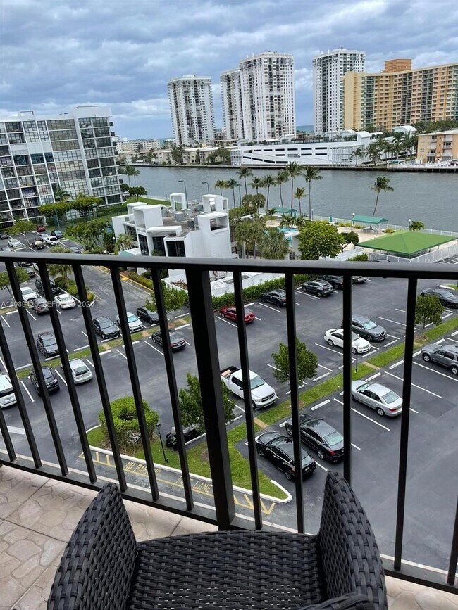 Foto del edificio - 800 Parkview Dr