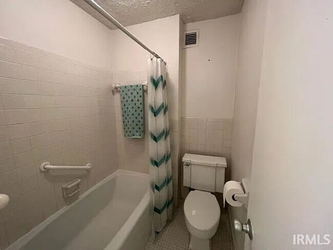 Foto del edificio - Charming 1BR Condo in Evansville