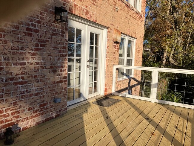 Building Photo - 100 Island Ave