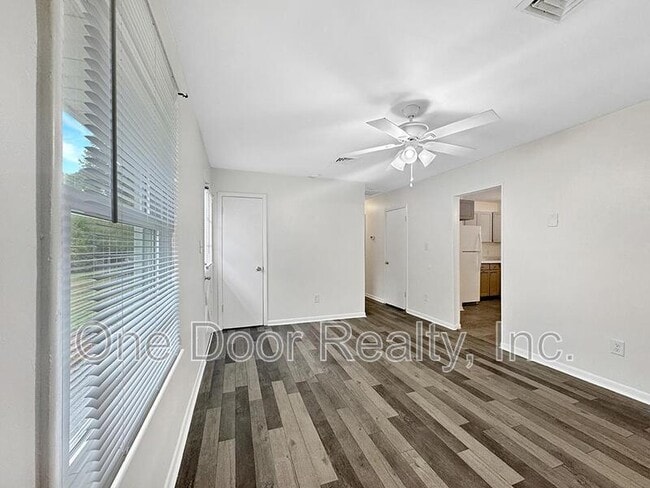 Building Photo - 105 Walker Dr