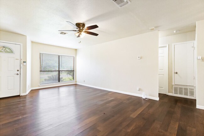 Foto del edificio - 4907 Dare Ln