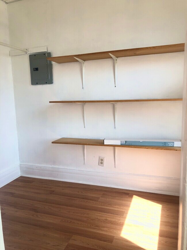 Walk-in Closet - 520 N 3rd St