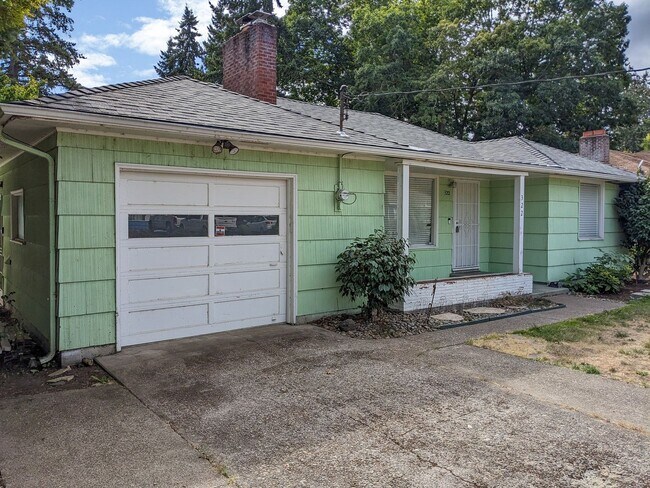 Building Photo - RENT SPECIAL: $750 Off First Full Month's ...