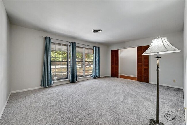 Building Photo - 1709 Rogge Ln