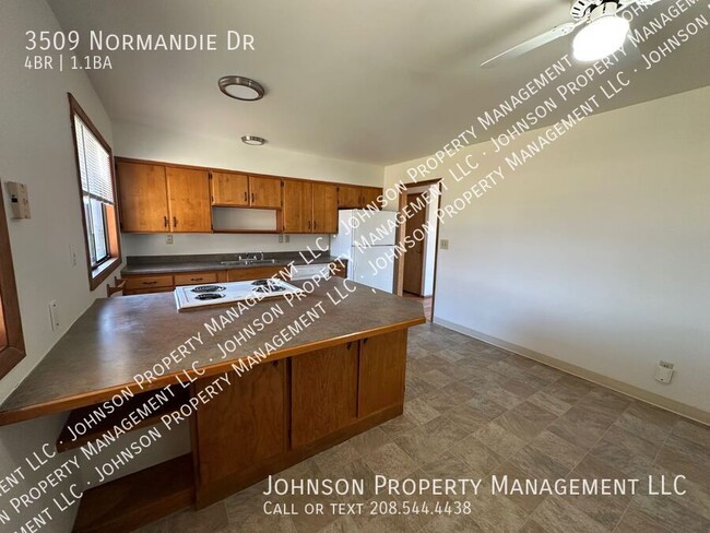 Foto del edificio - Spacious 4-Bedroom Home Near Owyhee Park w...