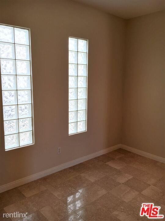 Building Photo - 3 br, 2.5 bath Condo - 350 S Norton Ave Ph 6