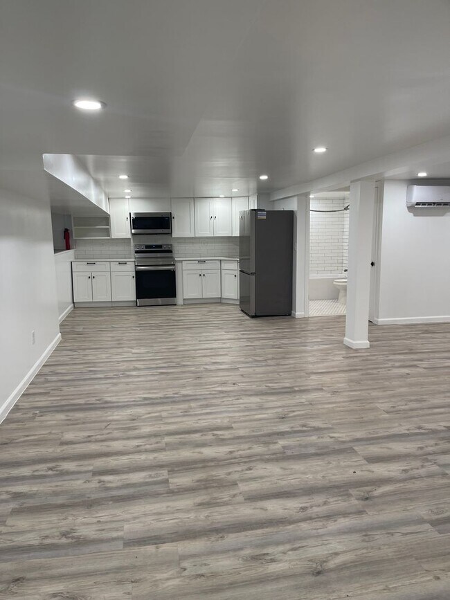 Building Photo - 258 Greeley Ave