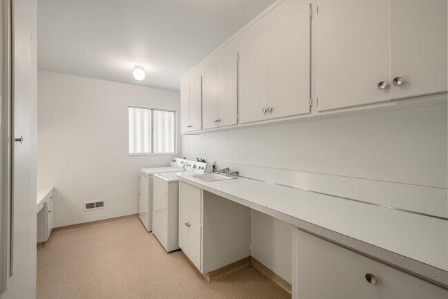 Building Photo - 12650 Viscaino Ct
