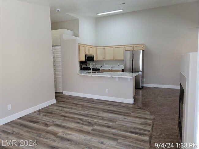 Foto del edificio - UPGRADED SECOND-FLOOR UNIT IN SUNRISE MANOR
