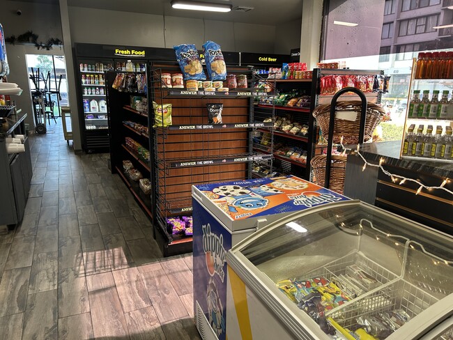 Building Photo - 410 W 7th St